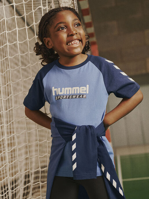 hmlJR LOGO T-SHIRT S/S, DUTCH BLUE, model